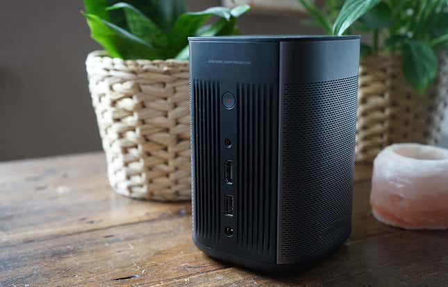 Detalle de la parte trasera del proyector de vídeo portátil XGIMI MoGo Pro+