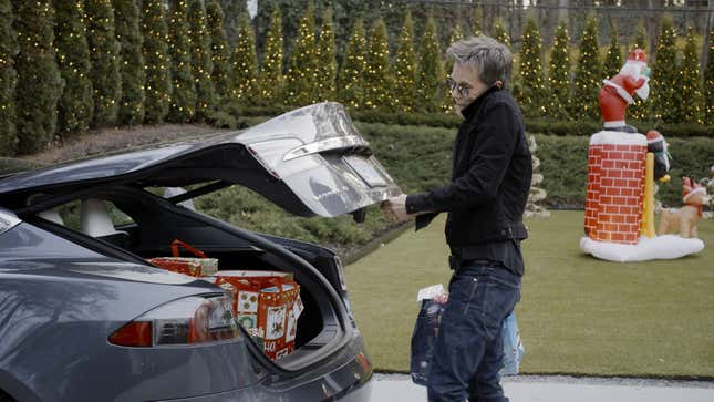 kevin bacon opening car trunk.