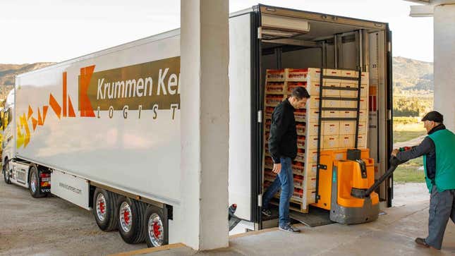 Image for article titled Volvo Sets EV Truck Record With an 1,800-Mile Produce Delivery