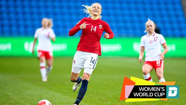 Eine weiße Frau mit einem blonden Pferdeschwanz und einem roten Uniformoberteil mit weißen Shorts lächelt, während sie einen Fußball an zwei Frauen in weißen Uniformen und roten Shorts vorbeidribbelt.