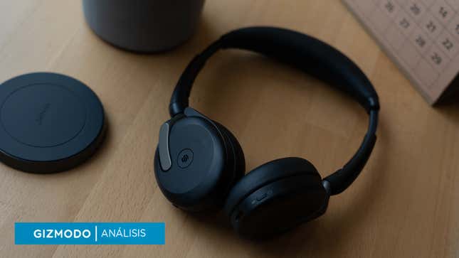 Unos auriculares Jabra Evolve2 65 Flex sobre una mesa