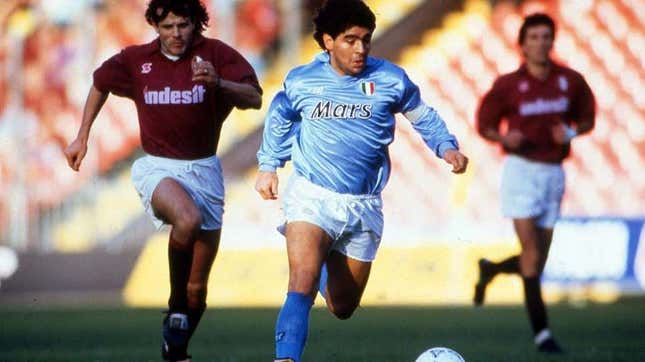 Imagen para el artículo titulado El juego FIFA suspende el uso de Maradona porque los derechos de su imagen son un caos