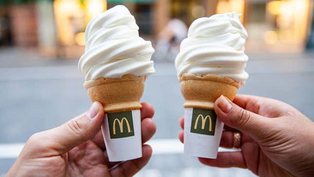 Imagen para el artículo titulado Yo grito, tú gritas: iFixit quiere arreglar las máquinas de helado rotas de McDonald’s