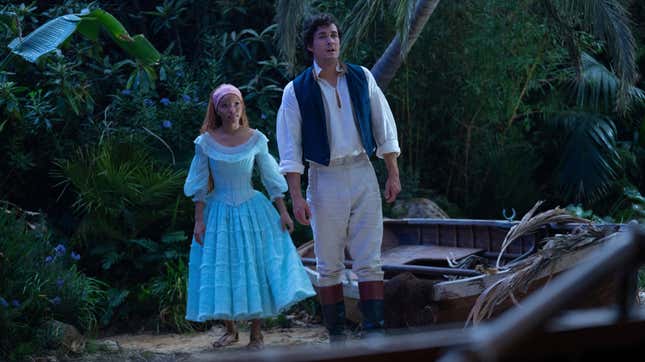 Halle Bailey como Ariel y Jonah Hauer-King como el Príncipe Eric en la película  de acción real de Disney La Sirenita.