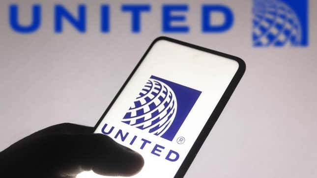 United Airlines gives passengers vouchers and rebooks flights on a new in-app feature