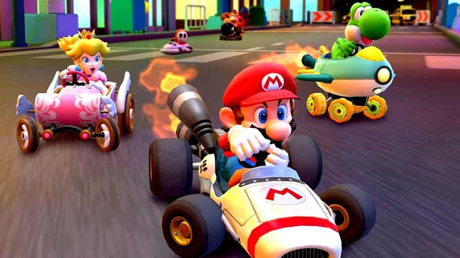 Verschiedene Mario-Charaktere (Donkey Kong, Mario, Prinzessin Peach, Shy Guy und Yoshi) rasen durch eine Mario Kart Tour-Strecke.