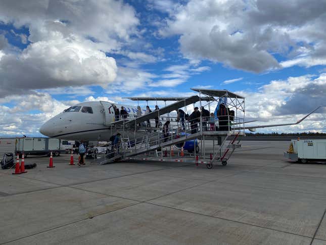 Image for article titled Here's What It's Like To Fly After SkyWest Airlines Canceled Over 1,300 Flights