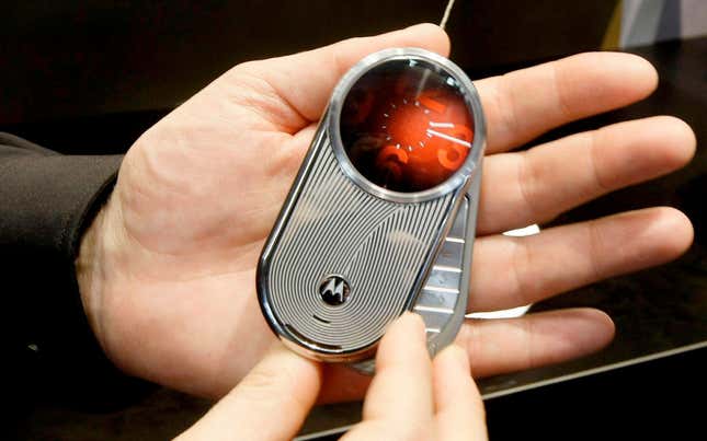 Imagen para el artículo titulado El teléfono más llamativo de la la historia es... un Motorola de 2008