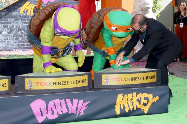 Imagen para el artículo titulado Vea las Tortugas Ninja mutantes adolescentes cimentando su lugar en la historia de Hollywood