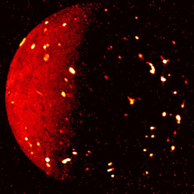 Imagen para el artículo titulado Una sonda de la NASA ha conseguido capturar los volcanes de Io en plena ebullición
