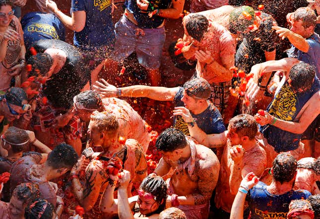 Image for article titled Photos: Spaniards mark another year by gleefully smashing each other in the face with tomatoes