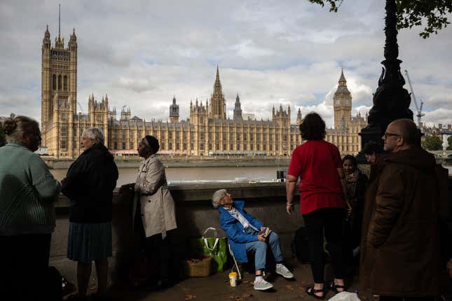 A photograph of the queue to see Queen Elizabeth II lying in state.