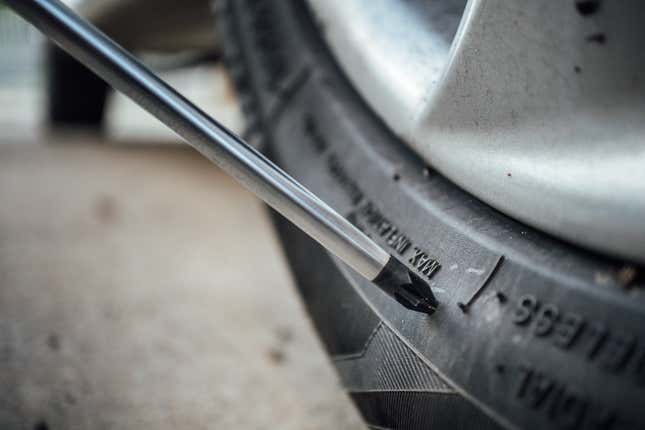 Imagen para el artículo titulado Qué significan los pequeños números que aparecen en los neumáticos de tu automóvil