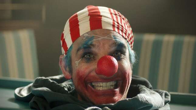 A One Piece still shows a beheaded Buggy smiling at the Straw Hat crew.