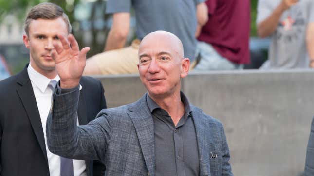 Si Jeff Bezos todavía fuera el CEO de Amazon, yo diría que el gigante del comercio electrónico debería reemplazarlo con un chatbot automatizado. 