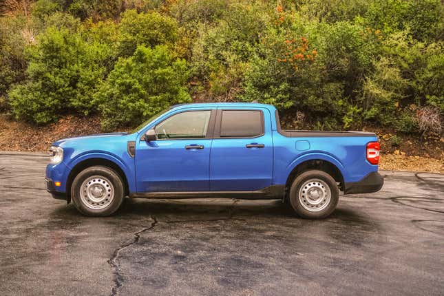 Side view of the Ford Maverick XL 2023 in blue