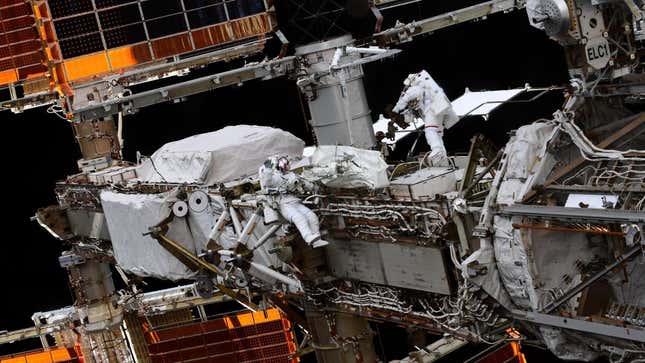 El astronauta de la ESA Thomas Pesquet y el astronauta de JAXA Aki Hoshide realizan una caminata espacial fuera de la ISS.