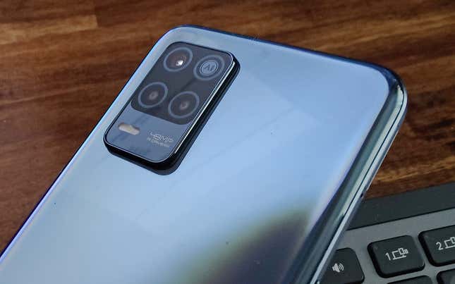 Imagen para el artículo titulado El Realme 5G ofrece pantalla FHD+ a 90Hz, batería de 5000 mAh y unas cámaras competentes por solo 179 euros