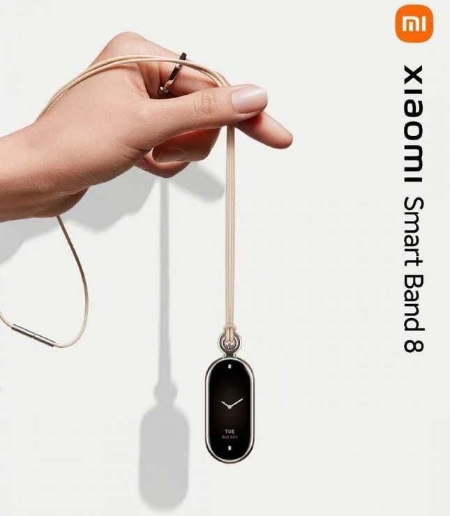 La Xiaomi Smart Band 8 se usa como pulsera, collar o en el zapato