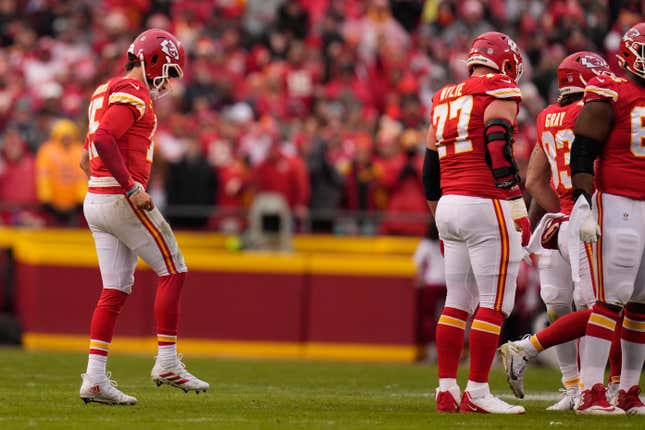 Image for article titled No, we don&#39;t need a rule change due to Tony Pollard and Patrick Mahomes&#39; injuries