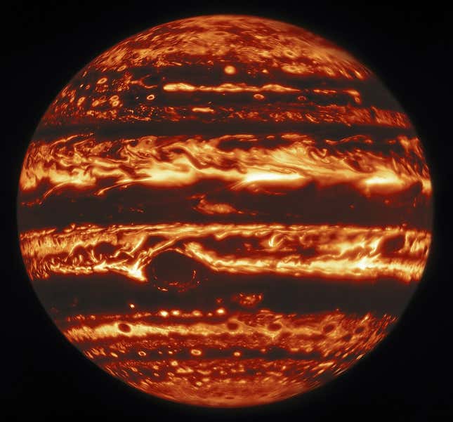Imagen para el artículo titulado Júpiter parece un lugar sereno en ultravioleta y un lugar absolutamente aterrador en infrarrojo