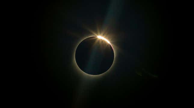 Foto de un eclipse solar total en la Higuera, Chile.
