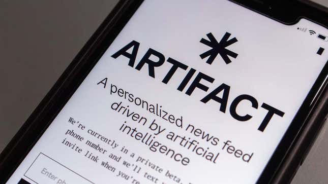 La app Artifact en la pantalla de un móvil.