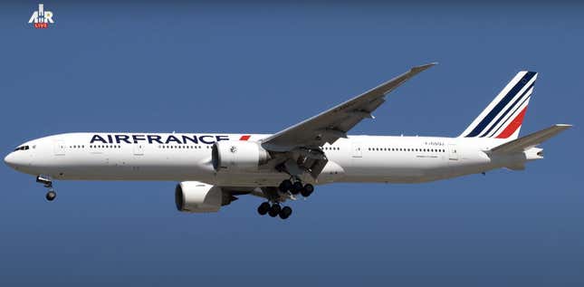 Imagen para el artículo titulado Un piloto pierde el control de su Boeing 777 a 500 metros del aeropuerto de París