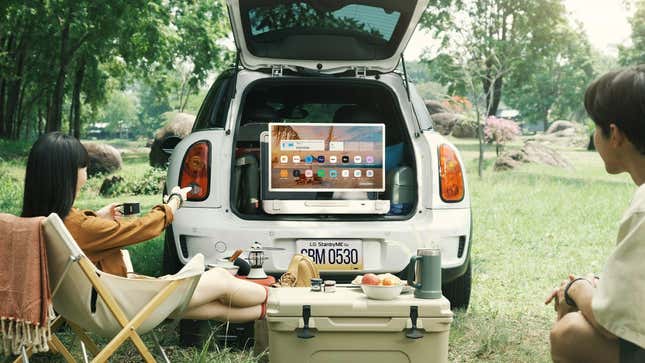 Imagen para el artículo titulado El StanbyME Go de LG es una maleta-televisor que te puedes llevar a todas partes