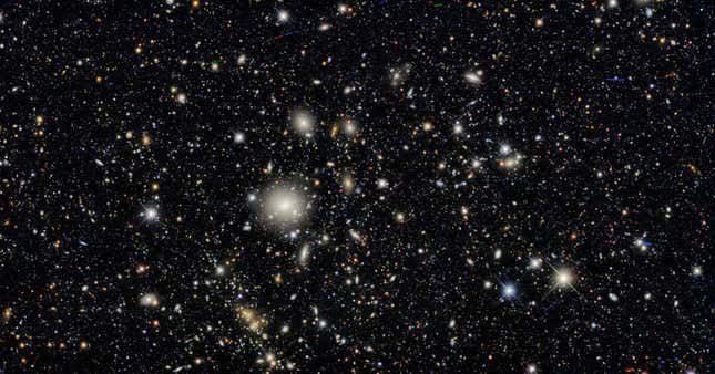 Casi todas las fuentes de luz de esta imagen de campo profundo son galaxias.