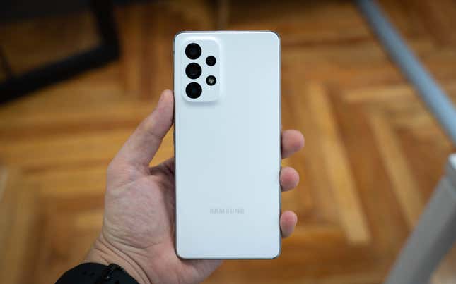 Imagen para el artículo titulado Galaxy A53 y A33: Samsung vuelve a traer algunas de sus funciones estrella a la gama media
