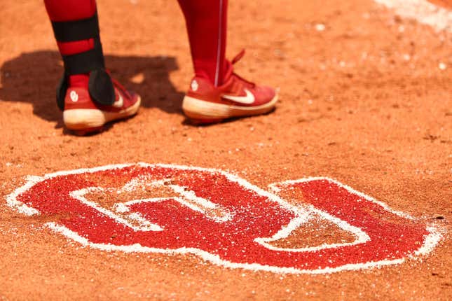 Image for article titled Oklahoma softball would like, nay, DEMANDS everyone’s attention right now