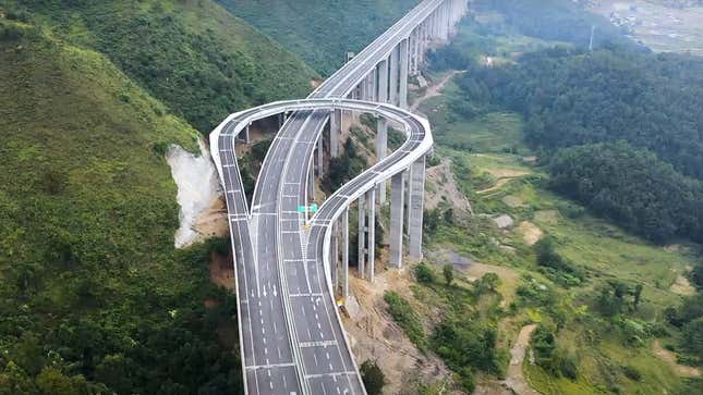 Imagen para el artículo titulado Este faraónico cambio de dirección de &#39;alta velocidad&#39; en una carretera de montaña en China es sorprendente