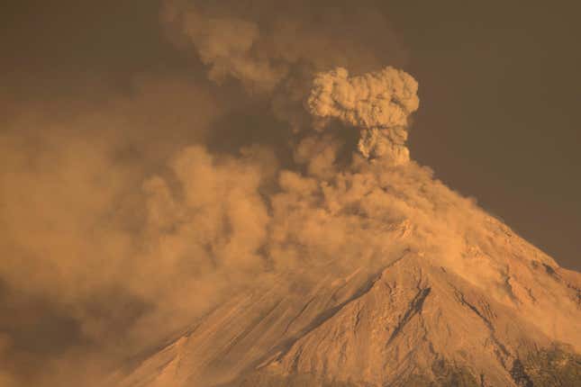 Image for article titled Guatemala’s deadly Volcan de Fuego is erupting again
