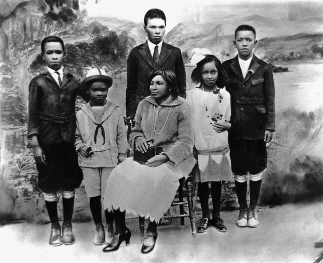Mallie Robinson (C) poses for a family portrait with her children (L-R) Mack Robinson, Jackie Robinson, Edgar Robinson, Willa Mae Robinson and Frank Robinson circa 1925 in California.