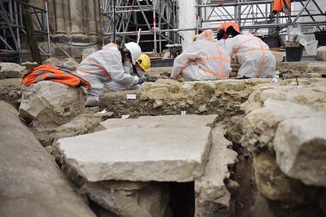 Imagen para el artículo titulado Encuentran un sarcófago con forma humana bajo la catedral de Notre-Dame