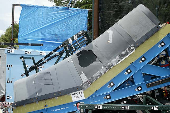 Image for article titled In Photos: Remembering the Columbia Space Shuttle Disaster 20 Years Later