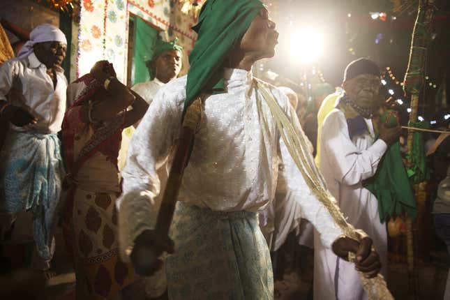 A Sidi man, as they are known in India, becomes possessed by the spirit of Bava Gor and blindly enters the dance floor.