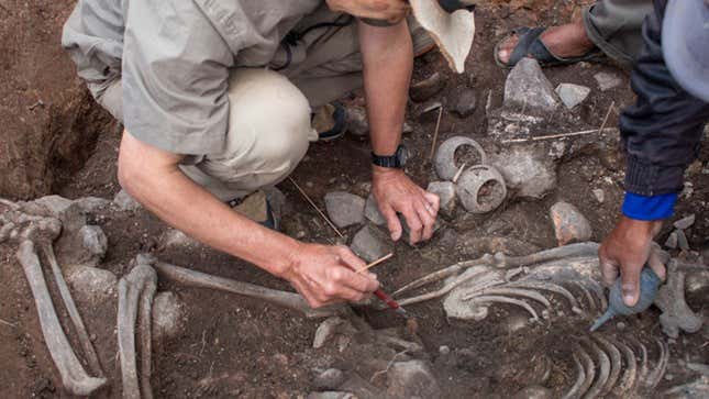 Arqueólogos excavando restos de 3.000 años de antigüedad.