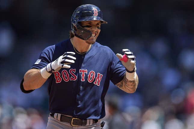 2. August 2023;  Seattle, Washington, USA;  Jarren Duran, Spieler der Boston Red Sox, feiert seinen zweifachen Homerun gegen die Seattle Mariners im dritten Inning im T-Mobile Park.