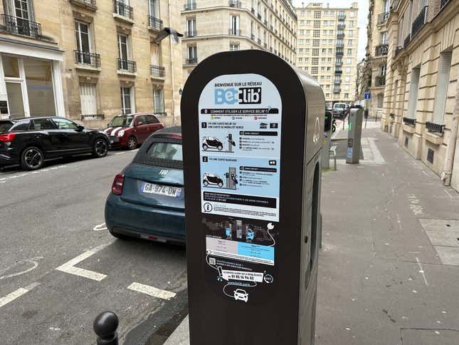 「Paris Is Doing Public EV Charging Right」というタイトルの記事の画像