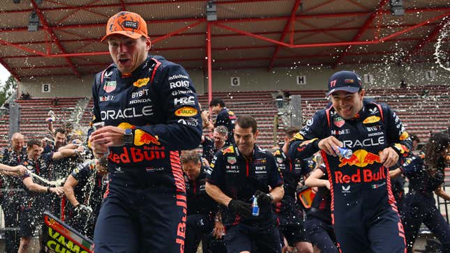 Rennsieger Max Verstappen aus den Niederlanden und Oracle Red Bull Racing, der Zweitplatzierte Sergio Perez aus Mexiko und Oracle Red Bull Racing sowie das Red Bull Racing-Team feiern nach dem F1-Grand-Prix von Belgien auf dem Circuit de Spa-Francorchamps am 30. Juli 2023 Spa, Belgien.