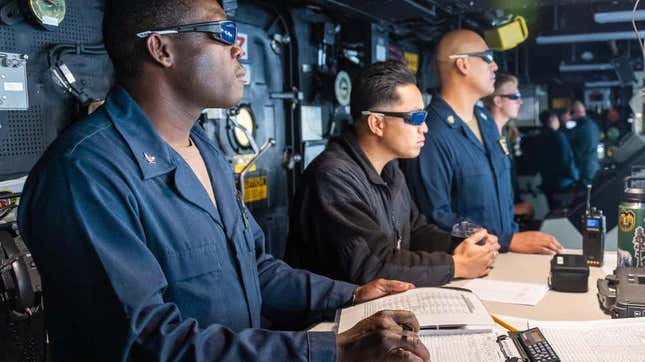 Foto proporcionada por la Marina de los EE. UU. que muestra a bordo del USS Portland (LPD 27) observando una demostración de un sistema de armas láser de alta energía el 14 de diciembre de 2021 mientras navegaba en el Golfo de Adén