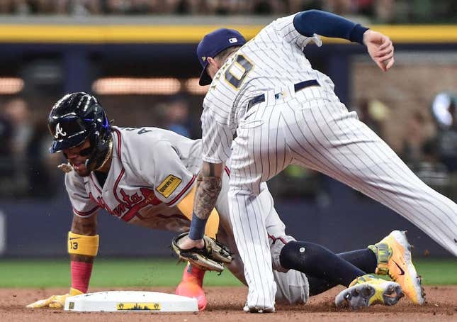 22. Juli 2023;  Milwaukee, Wisconsin, USA;  Der rechte Feldspieler der Atlanta Braves, Ronald Acuna (13), stiehlt im ersten Inning im American Family Field die zweite Base vor dem Tag durch den zweiten Baseman der Milwaukee Brewers, Brice Turang (0).