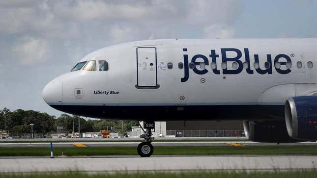 Imagen para el artículo titulado La aerolínea JetBlue dejó a los pasajeros atrapados en el avión después de la medianoche