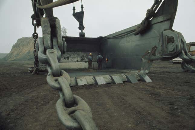 Close-up of the bucket belonging to ‘Big Muskie’, the largest single-bucket dragline excavator ever created, in operation on a mountain in Ohio on September 13th, 1974. )