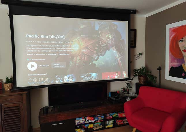 Una película proyectada con el proyector de vídeo portátil XGIMI MoGo Pro+