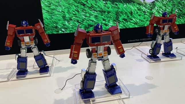 Tres figuras del Optimus Prime transformable de Robosen