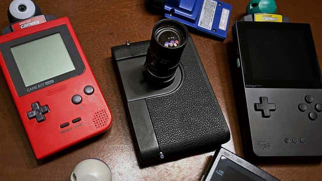 Imagen para el artículo titulado Un fotógrafo convierte una Game Boy Pocket en la cámara Lo-Fi sin espejo de mis sueños