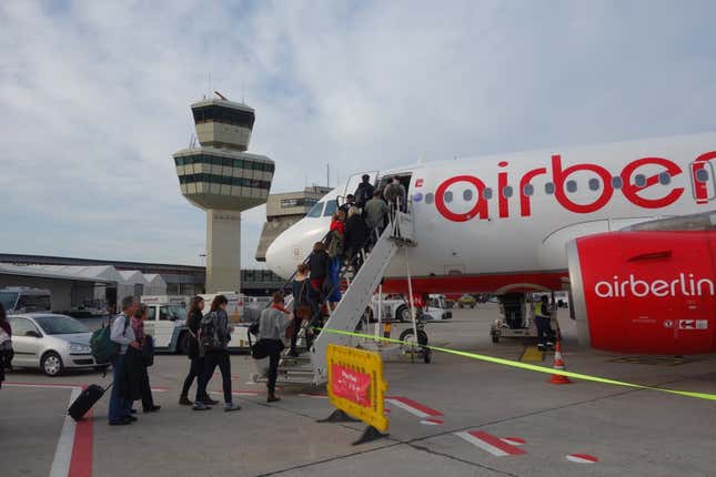 Imagen para el artículo titulado Por qué muchas aerolíneas no usan las pasarelas de acceso directo al avión